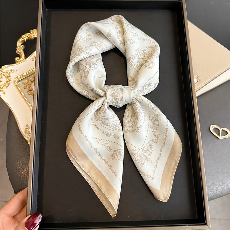 Vintage beige paisley print vi - Silk Neck Scarf recensie en prijs